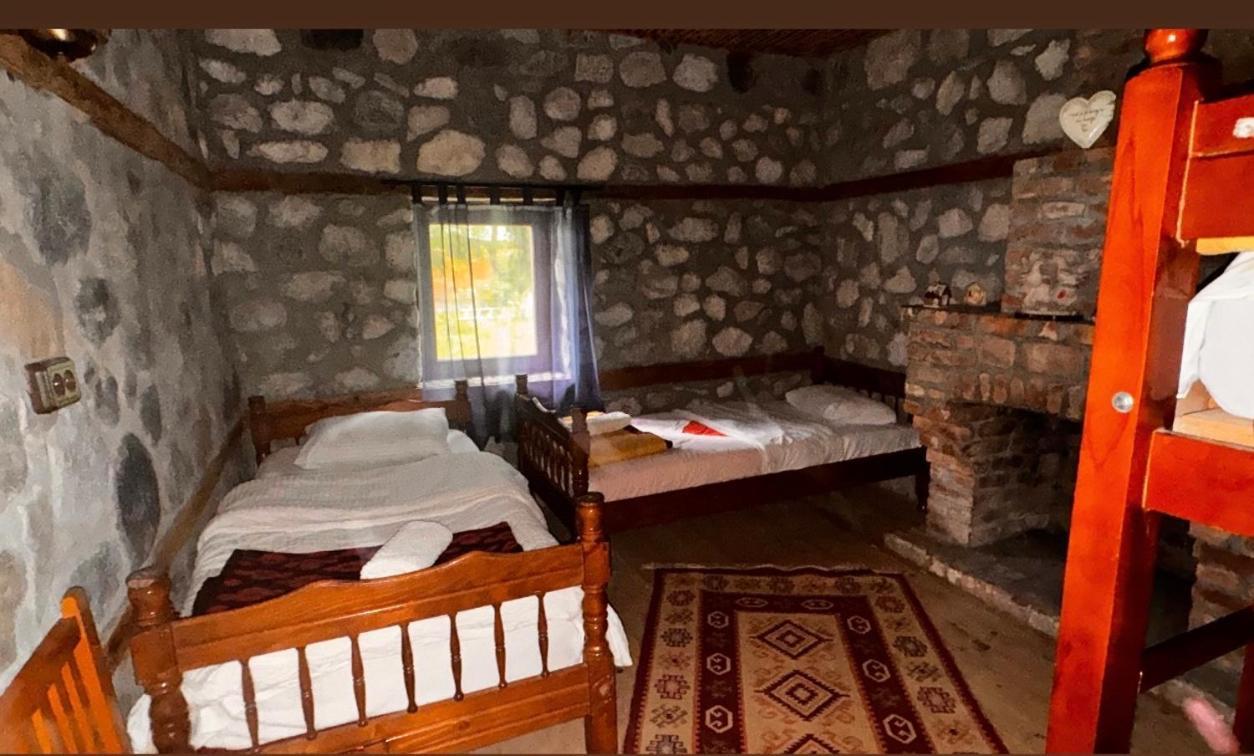 فالبني Guest House Hyrmet Demushi المظهر الخارجي الصورة